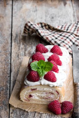 Ahududu ahşap tablo ile ev yapımı İsviçre rulo pasta 