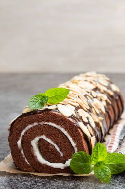 Çikolata İsviçre rulo gri masada badem gevreği ile 
