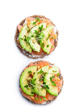 Beyaz izole somon ve avokado çavdar ekmeği sandviç 