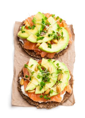 Beyaz izole somon ve avokado çavdar ekmeği sandviç 