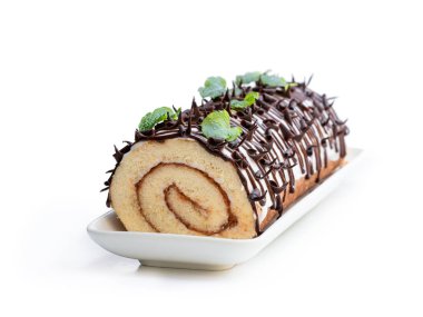 İsviçre rulo üzerinde beyaz izole çikolata gevreği ile 