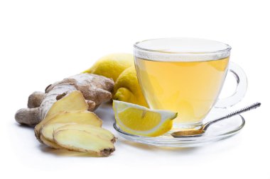zencefil ve limon izole üzerinde beyaz içki 