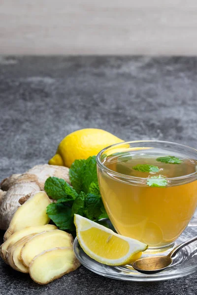 灰色桌子上的生姜和柠檬饮料 — 图库照片