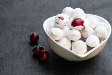 Buzlu şeker kaplamalı kızılcık beyaz daire içinde  