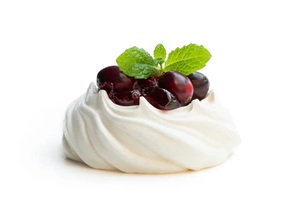 Mini Pavlova beze yuva ile kızılcık ve nane yaprakları üzerinde izole beyaz — Stok fotoğraf