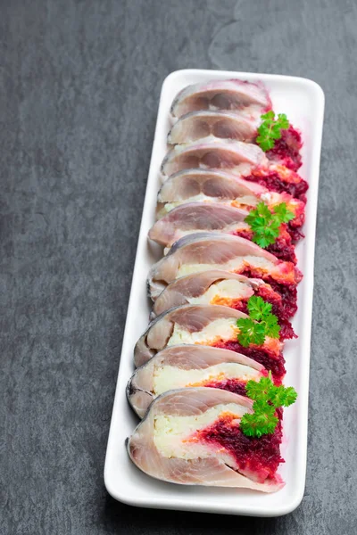 Pancar ve patates bir servis tabağı düzenlenmiş ringa balığı dilimleri dolması — Stok fotoğraf