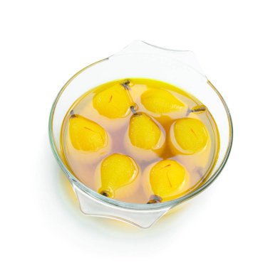 Haşlanmış armut şurubu beyaz izole cam kase içinde baharatlar ile 