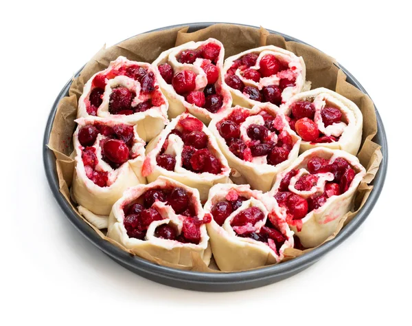 Ruwe Cranberry broodjes in metaal vorm bakken. Klaar voor het bakken. — Stockfoto