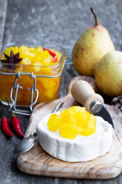 Ev yapımı armut ve biber turşusu ahşap masa üzerinde keçi peyniri ile biber 