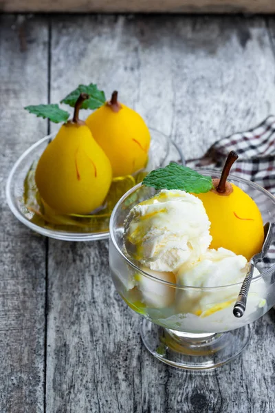 Ahşap masa üzerinde vanilyalı dondurma ile tatlı Haşlanmış armut — Stok fotoğraf