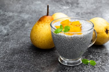 Chia tohum puding armut ile reçel gri taş masanın üzerine 