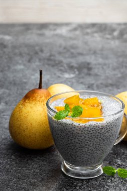 Chia tohum puding armut ile reçel gri taş masanın üzerine 