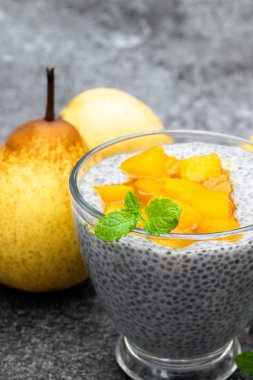 Chia tohum puding armut ile reçel gri taş masanın üzerine 