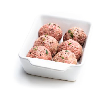 Beyaz kase üzerinde beyaz izole çiğ köfte 