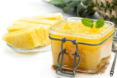 Ev yapımı ananas reçeli cam üzerinde beyaz izole 