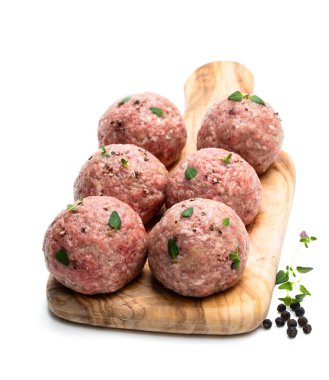 Beyaz izole ahşap kesme tahtası üzerinde çiğ köfte 