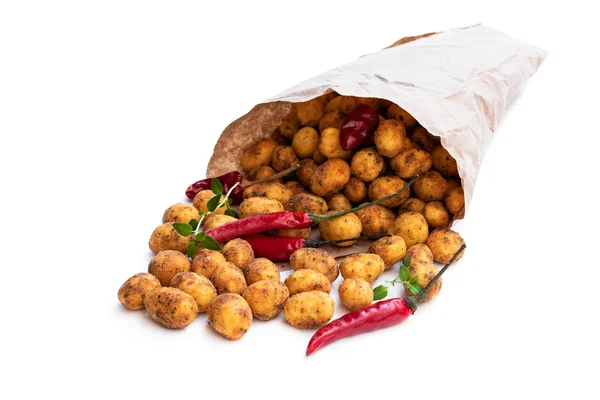 Knusprige Chili Erdnüsse Snacks Papiertüte isoliert auf weiß — Stockfoto