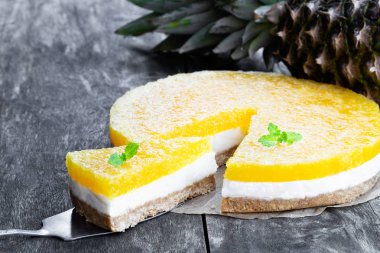 Sağlıklı katmanlı ananas peynir pasta ahşap tablo 