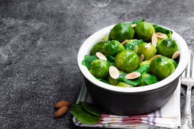 Ispanak ve badem gri tablo ile pişmiş Brüksel lahanası 