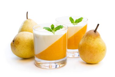 Beyaz üzerinde izole şeffaf cam armut jöle ile panna cotta 