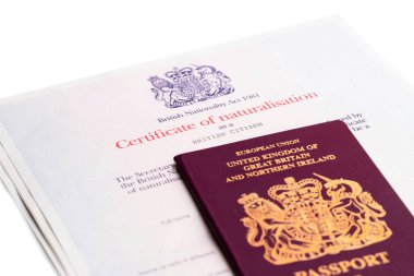 Yeni verilen pre Brexit tarzı Ingiliz pasaport vatandaşlığa sertifikası ile görüntü 