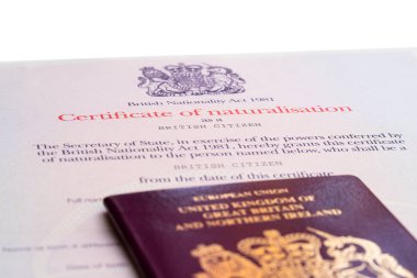Yeni verilen pre Brexit tarzı Ingiliz pasaport vatandaşlığa sertifikası ile görüntü 