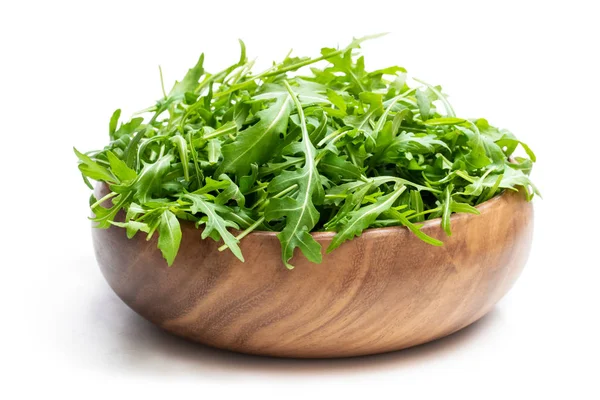 Rucola salade bladeren in houten schaal geïsoleerd op wit — Stockfoto