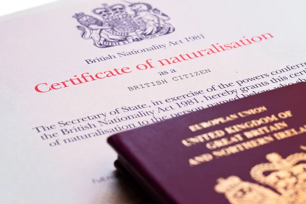 Wizerunek nowego wydanego wcześniej stylu Brexit British paszporty z certyfikatem naturalizacji — Zdjęcie stockowe