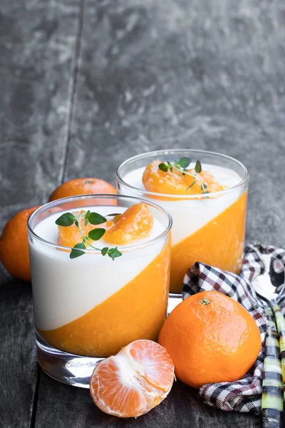 Panna cotta con gelatina di mandarino in vetro trasparente su tavolo di legno — Foto Stock
