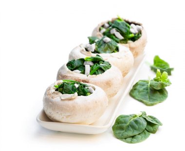 Doldurulmuş mantar meze beyaz izole 