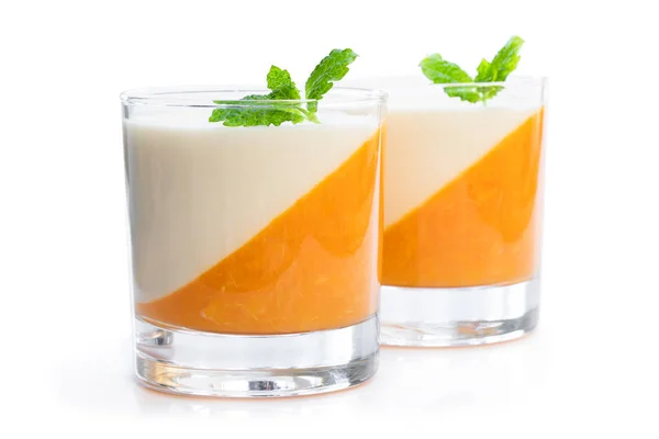 Panna cotta mit Orangengelee in klarem Glas isoliert auf weiß — Stockfoto