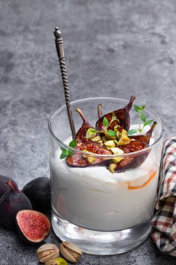 Gri masada ızgara incir ve fıstıklı ev yapımı yoğurt 