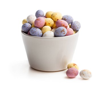 çikolata Paskalya yumurtaları üzerine beyaz izole 