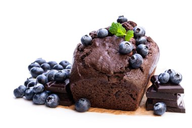 Beyaz üzerinde izole ile ev yapımı çikolatalı somun kek 