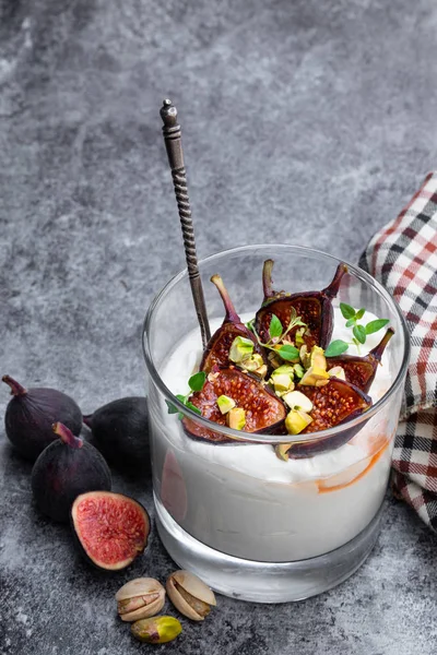 Domácí jogurt s grilovanými fíky a Pistachio na šedý stůl — Stock fotografie