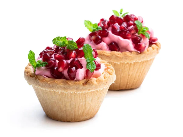 Mini crostate con crema rosa e semi di melograno isolati su bianco — Foto Stock