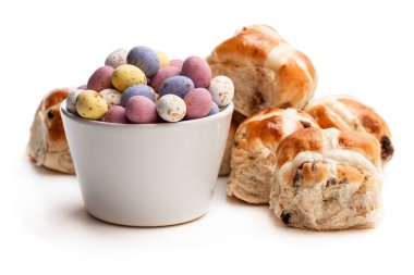 Beyaz üzerinde izole çapraz çörekler ile Paskalya çikolata yumurtaları 