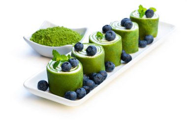 Beyaz üzerinde izole krem ve yaban mersini ile Matcha yeşil çay krep 