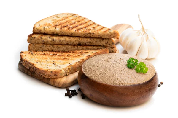 Свежий паштет с поджаренным хлебом изолирован на белом — стоковое фото