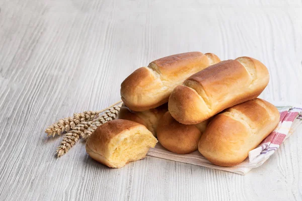 Mini-Brioche-Brötchen in Papiertüte isoliert auf weiß — Stockfoto