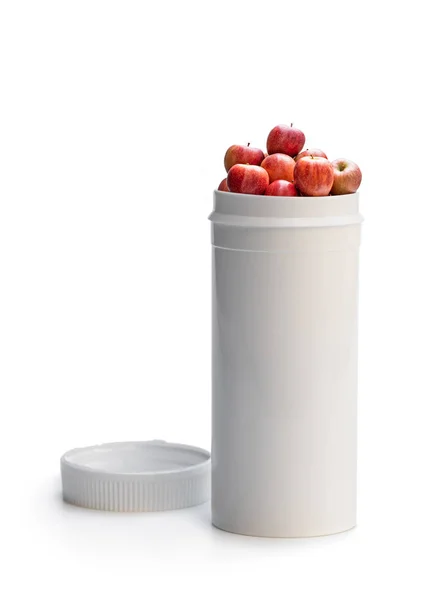 薬を新鮮なリンゴに入れ替えなさい。自然の果実からビタミンサプリメントを作った自然の概念 — ストック写真