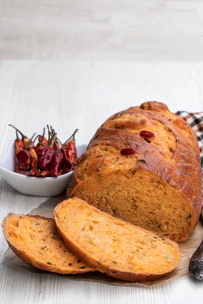 Házi chili Loaf kenyér, fehér asztal — Stock Fotó