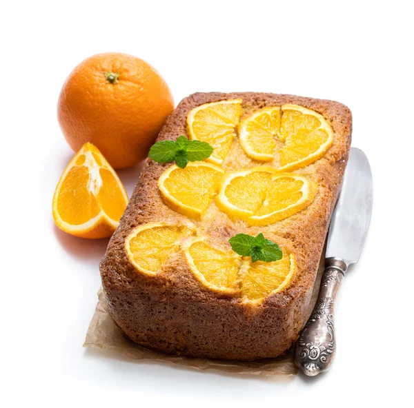 Homemade pomarańczowy syrop ciasto na białym tle — Zdjęcie stockowe