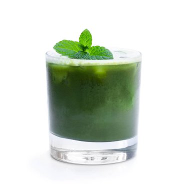 Beyaz izole ev yapımı buzlu matcha latte çay 