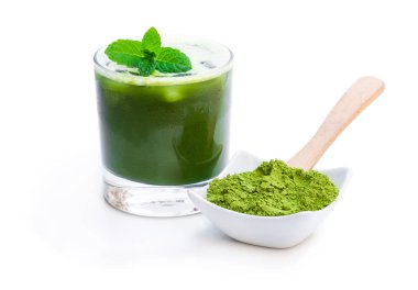 Beyaz izole ev yapımı buzlu matcha latte çay 