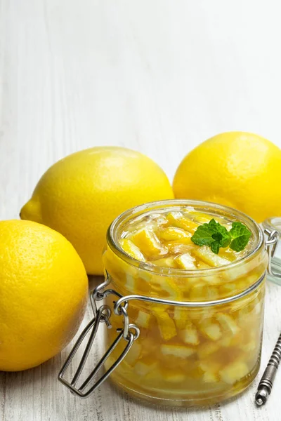 Confiture de citron dans un bocal en verre sur table en bois blanc — Photo