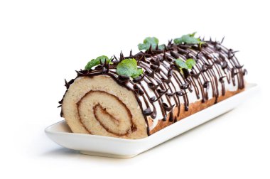 İsviçre rulo üzerinde beyaz izole çikolata gevreği ile 