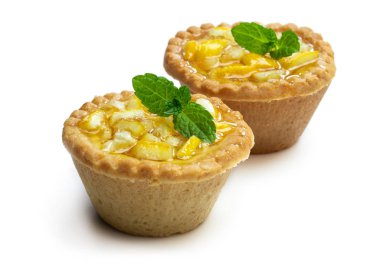 Siyah taş arka plan üzerinde jöleli limon ile yumurta muhallebi tart 
