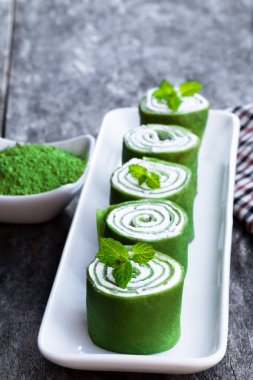 Rustik ahşap masa üzerinde Matcha yeşil çay krep 