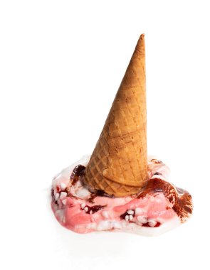 Eriyen dondurma beyaz izole 